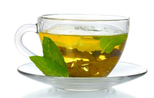 خبير بريطاني ينصح بشرب الشاي الأخضر والكثير من الماء للوقاية من حروق الشمس