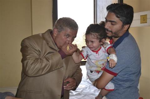 محافظ الإسماعيلية يزور طفلة  سنوات أصابها مجهول  بطلق ناري في عينها