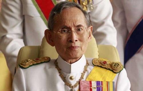 وفاة ملك تايلاند أطول الملوك تربعًا على العرش وأغناهم عن عمر  عامًا 