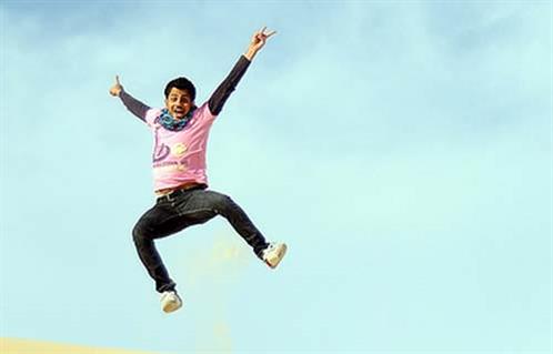 مغامر أمريكي يقفز من ارتفاع  متر بدون مظلة
