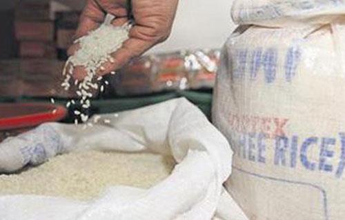 لحجبهم عن التداول بالأسواق ضبط  طن أرز أبيض وشعير داخل شركة بكفر الشيخ