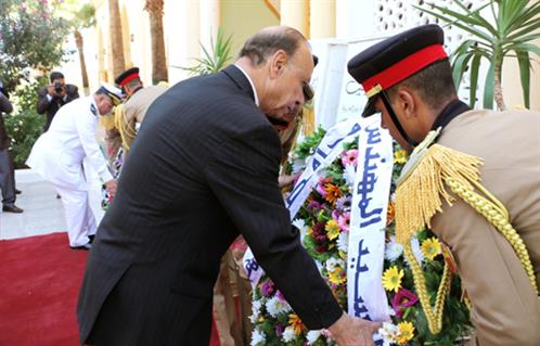 بالصور محافظ القاهرة يضع إكليلًا من الزهور على قبر الجندي المجهول احتفالًا بانتصارات أكتوبر