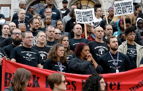 آلاف المعلمين في سياتل يرتدون قمصانًا مكتوبًا عليها حياة السود مهمة احتجاجًا على العنصرية