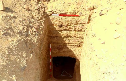 اكتشاف مقبرة خلال التنقيب عن آثار أسفل منزل بطريقة غير مشروعة ناحية الهرم