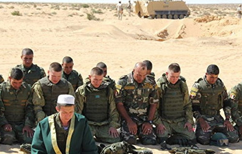 الجنود الروس يصلّون إلى جانب المصريين فى مناورات حماة الصداقة