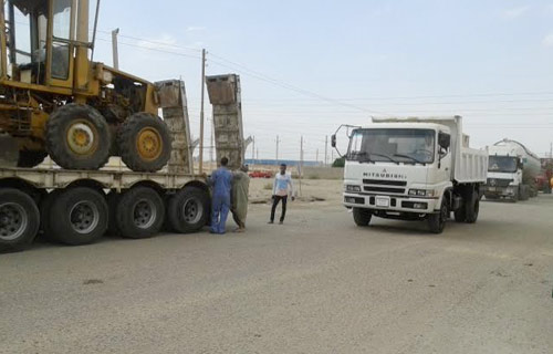  بالصور النقل تدفع بـ  فرقة عمل وصيانة على الطرق التي تعرضت للسيول والأمطار 