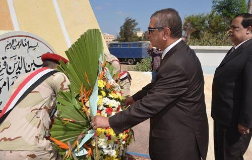 بالصور محافظ كفر الشيخ ومدير الأمن يضعان إكليلًا من الزهور على النصب التذكاري للجندي المجهول