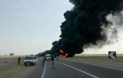 بالصور توقف طريق سفاجا – القصير بعد اشتعال النيران فى شاحنة محملة بالسولار