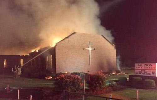 إحراق كنيسة للسود في أمريكا وكتابة صوتوا لترامب على جدرانها
