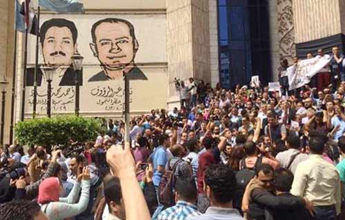 وقفة احتجاجية على سلالم الصحفيين تضامنًا مع محرري المصري اليوم
