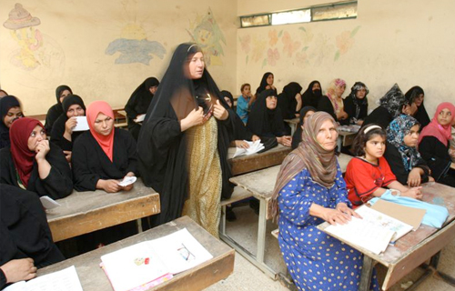 محافظ المنيا يبحث مع وفد وزارة التنمية المحلية خطة القضاء على محو الأمية