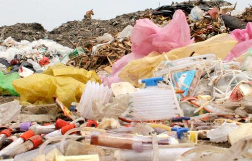 خبير بيئي: مصر تنتج 110 أطنان نفايات طبية يوميًا.. والقانون يمنع إعادة  تدويرها لإنتاج البلاستيك - بوابة الأهرام