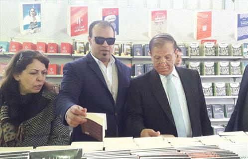 سامي عنان يزور جناح الأهرام بمعرض القاهرة للكتاب