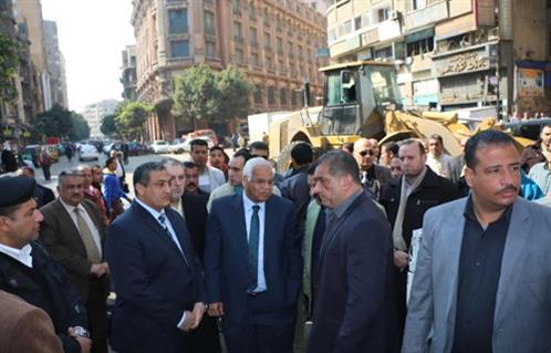 بالصور محافظ القاهرة يتابع حملة إزالات الموسكى وإعادة فتح الشوارع المغلقة أمام حركة السيارات