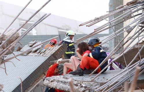  شخصًا تحت الأنقاض بعد زلزال تايوان