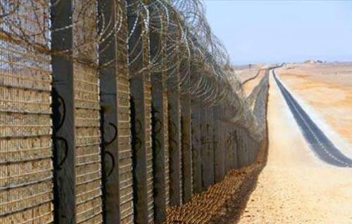 إسرائيل تواجه عمليات الهجرة غير الشرعية بزيادة ارتفاع الجدار العازل على الحدود مع مصر 