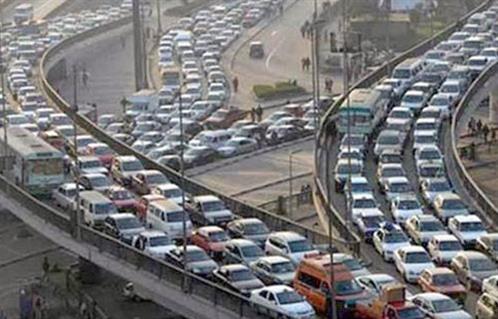 كثافات مرورية على محاور وطرق القاهرة والجيزة في أول أيام العمل الأسبوعي