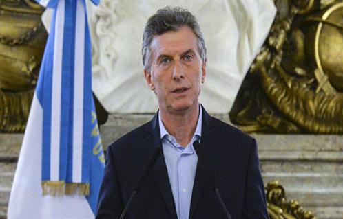 الرئيس الأرجنتيني يقر بهزيمته في الانتخابات ويهنئ خصمه فرنانديز بالفوز