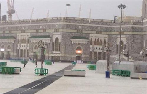 بالفيديو والصور  أمطار غزيرة على مكة المكرمة وساحات الحرم خالية في دقائق