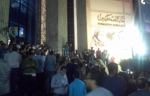 صحفيون ينظمون وقفه احتجاجية للتنديد باقتحام قوات الأمن لمبنى النقابة