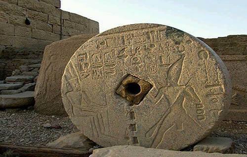 حجر تذكاري لتحتمس الثالث يتحول لطاحونة حبوب.. وآثار دندرة تعيد رسوماتها -  بوابة الأهرام