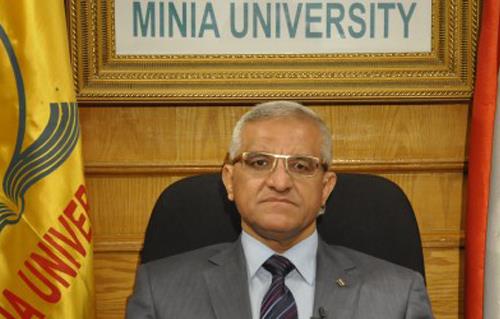  رئيس جامعة المنيا محو أمية  مواطنًا العام الحالي