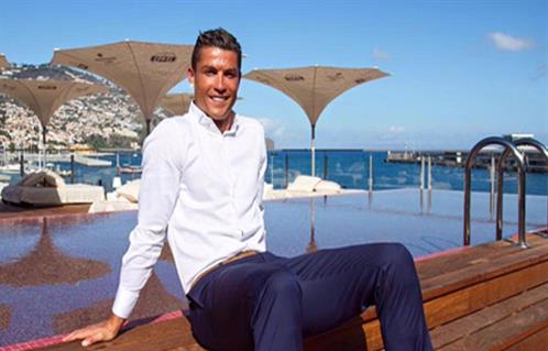 بالصوربعد إحرازه لقب يورو   كريستيانو رونالدو يفتتح فندقه الأول 