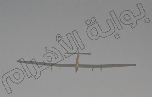 بالصور  الطائرة الشمسية تحلق فوق مرسى علم بالبحر الأحمر متوجهة إلى الحدود السعودية