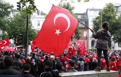 تركيا تصدر أوامر باعتقال  صحفيا