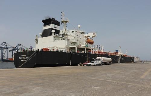 قطاران و سيارات تُغادر ميناء دمياط بحمولة  طن قمح
