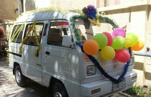 بالصور سيارات محافظة الإسكندرية تتزين بالزهور استعداداً للخروج في موكب العيد القومي