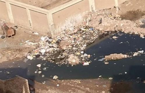 أهالٍ بقرية جعفر الصادق بأسوان يقطعون الطريق الزراعي بسبب طفح مياه الصرف الصحي