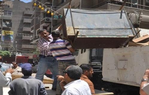 حي حلوان يشن حملة لرفع الإشغالات من أمام المحلات والباعة الجائلين