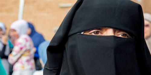 تونسي يتجول بالنقاب هربًا من نفقة أم العيال