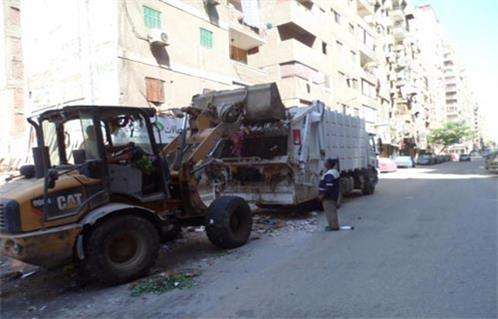 بالصور رفع مخلفات الذبح وإصلاح وصيانة المسطحات الخضراء بالحدائق والميادين بعد إتلافها بالجيزة