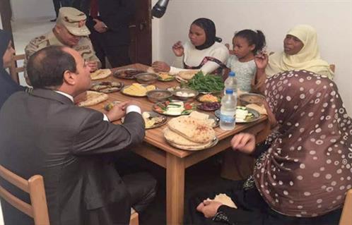 بالصور بوابة الأهرام تلتقي الأسر الثلاث التي تناولت الإفطار مع الرئيس