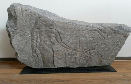 وزارة الخارجية تسلم الآثار قطعة حجرية من الجرانيت مستردة من سويسرا