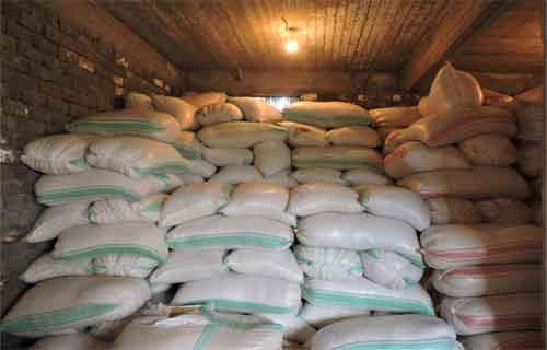 ضبط  طن أرز في مخزن مدرس بدمياط قبل بيعه بالسوق السوداء