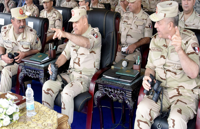 وزير الدفاع يشهد المناورة رعد  بالذخيرة الحية في المنطقة الغربية العسكرية