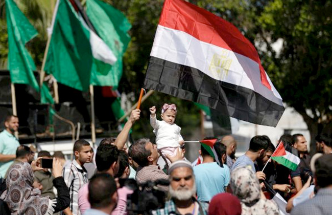 الأعلام المصرية تزين سماء غزة ابتهاجًا بإتمام اتفاق المصالحة الفلسطينية بالقاهرة اليوم | صور