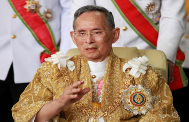 تايلاند تحيي الذكرى الأولى لوفاة الملك بوميبول وتستعد لحرق جثمانه