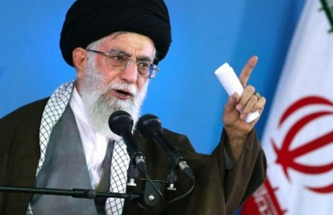 خامنئي يطلب من المسئولين الإيرانيين حل الأزمة الاقتصادية