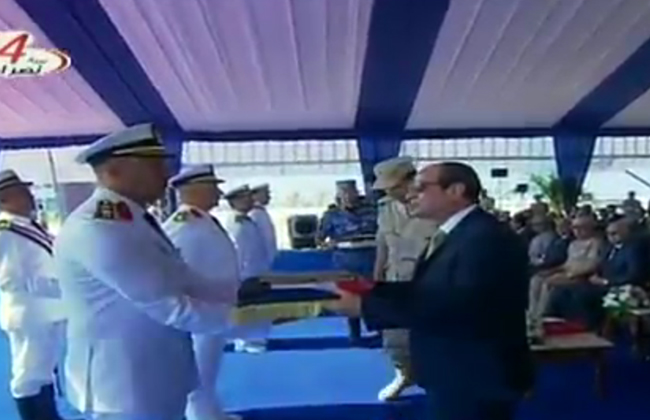 الرئيس السيسي يمنح قادة القطع البحرية الجديدة شرف قيادتها ويرفعون الأعلام عليها