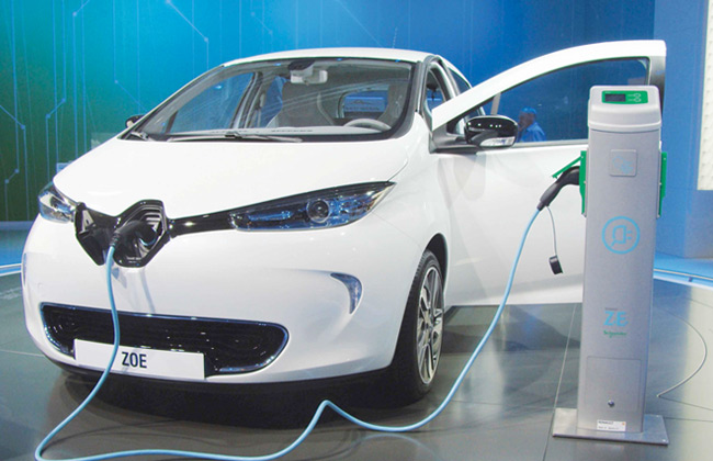 الشركات العالمية تتجه نحو التوسع في إنتاج السيارات الكهربائية رغم التكاليف المرتفعة للبطاريات