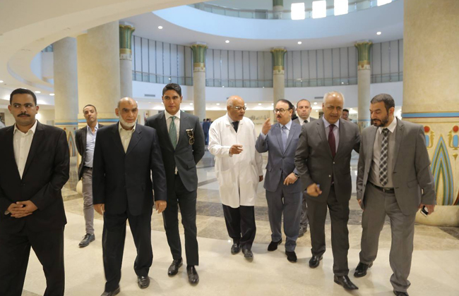 وزير الاتصالات وأبو هشيمة يتفقدان مستشفى علاج الأورام بالأقصر | صور