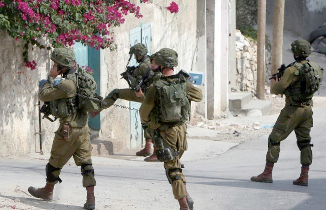 جيش الاحتلال الإسرائيلي يقتحم منازل ومحال تجارية بمخيم شعفاط ويسرق محتوياتها