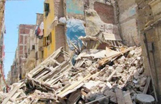 انهيار جزئي لعقار قديم وسط الإسكندرية