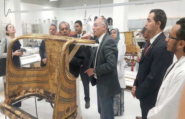 وزير الداخلية والعدل السنغافوري يزور المتحف المصري الكبير