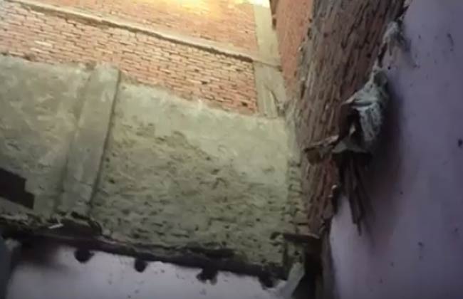 شهود عيان حظيرة دواجن تسببت في انهيار منزل من طابقين بالفيوم| فيديو