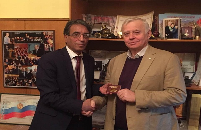 الفلسطيني عبدالله عيسى يحصل على وسام وعضوية اتحاد كتاب روسيا